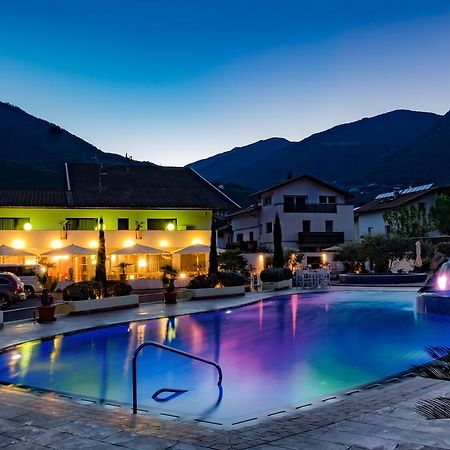 Schlosshof Charme Resort - Hotel & Camping Лана Екстериор снимка