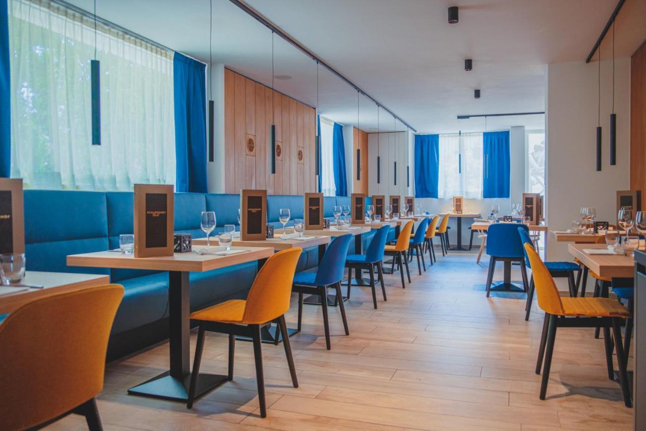 Schlosshof Charme Resort - Hotel & Camping Лана Екстериор снимка