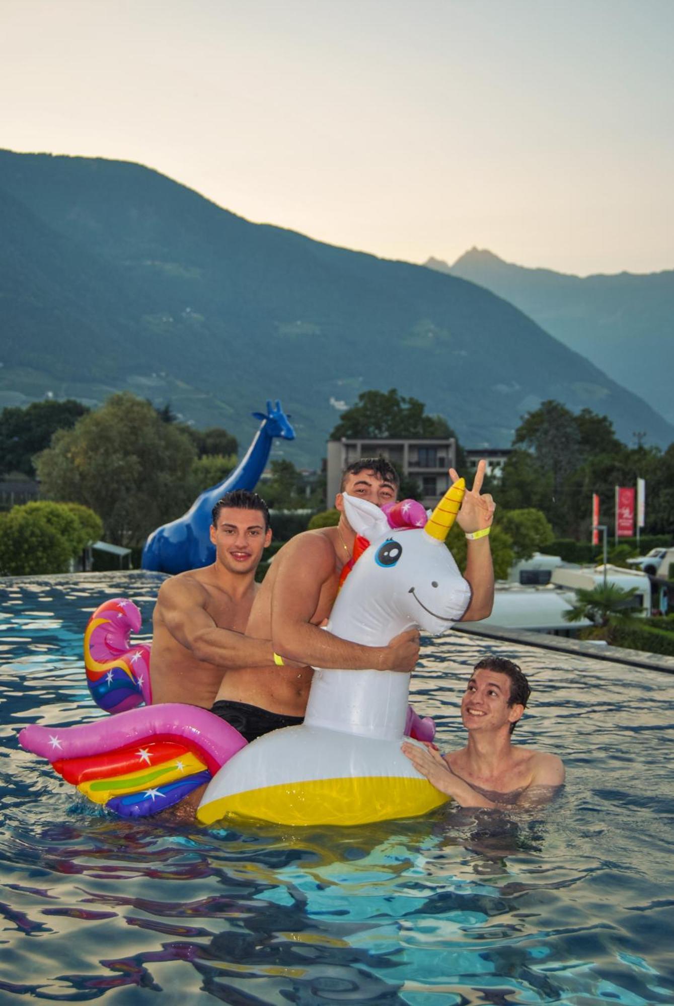 Schlosshof Charme Resort - Hotel & Camping Лана Екстериор снимка