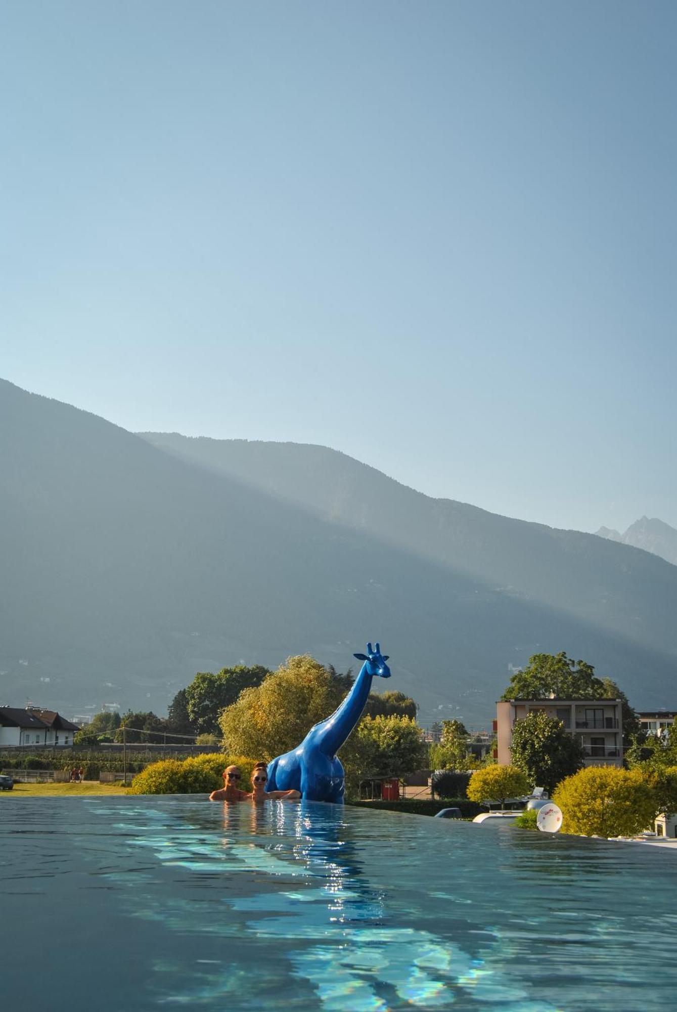 Schlosshof Charme Resort - Hotel & Camping Лана Екстериор снимка