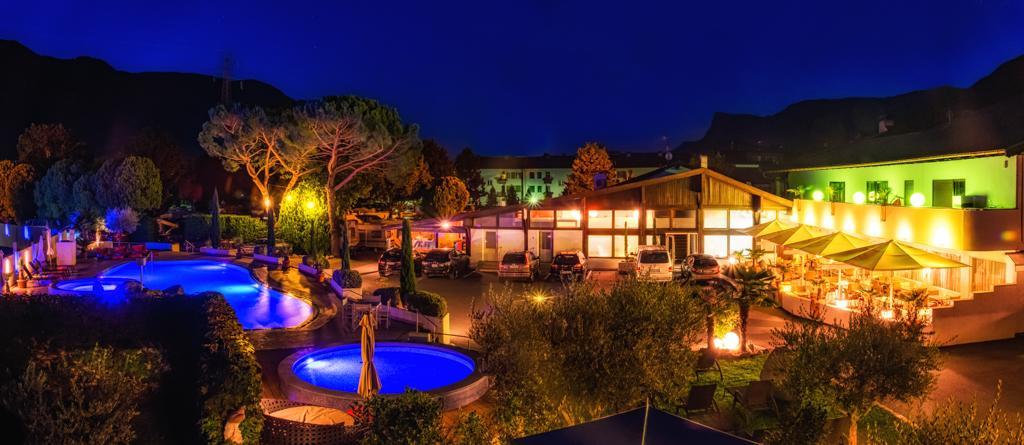 Schlosshof Charme Resort - Hotel & Camping Лана Екстериор снимка
