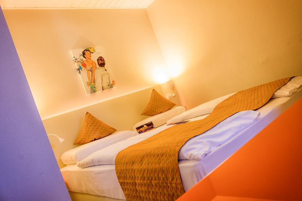 Schlosshof Charme Resort - Hotel & Camping Лана Екстериор снимка