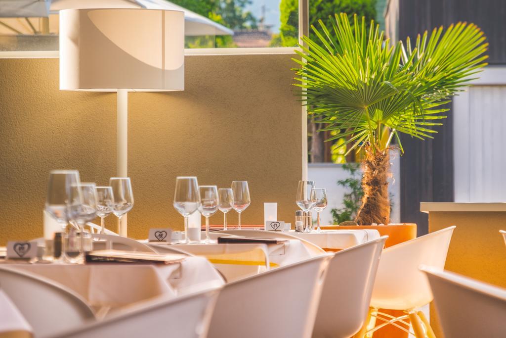 Schlosshof Charme Resort - Hotel & Camping Лана Екстериор снимка