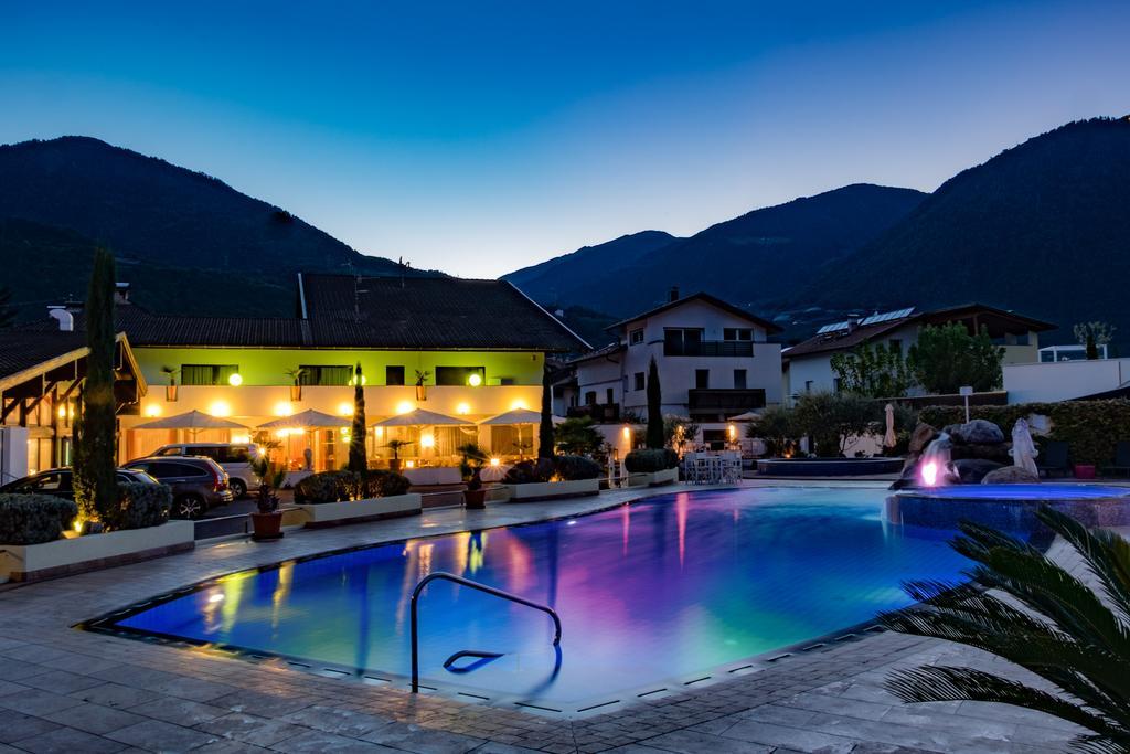 Schlosshof Charme Resort - Hotel & Camping Лана Екстериор снимка