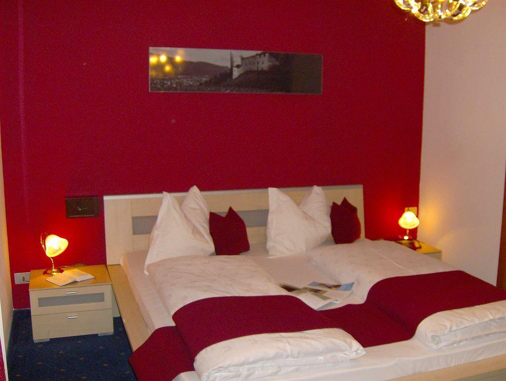 Schlosshof Charme Resort - Hotel & Camping Лана Екстериор снимка