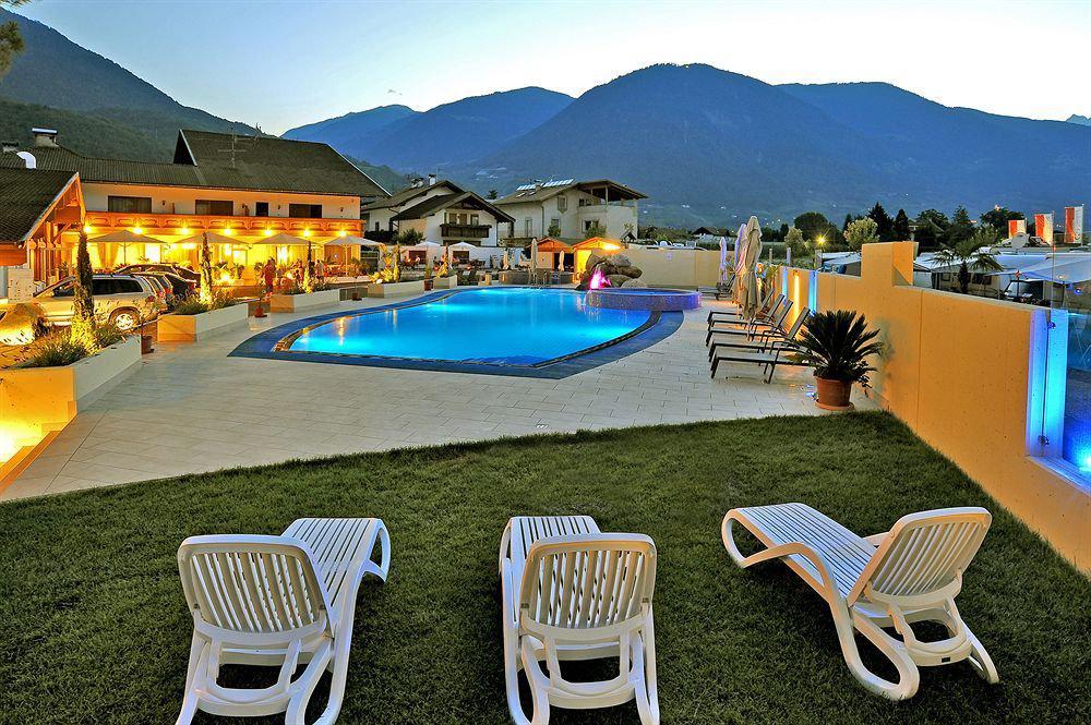 Schlosshof Charme Resort - Hotel & Camping Лана Екстериор снимка