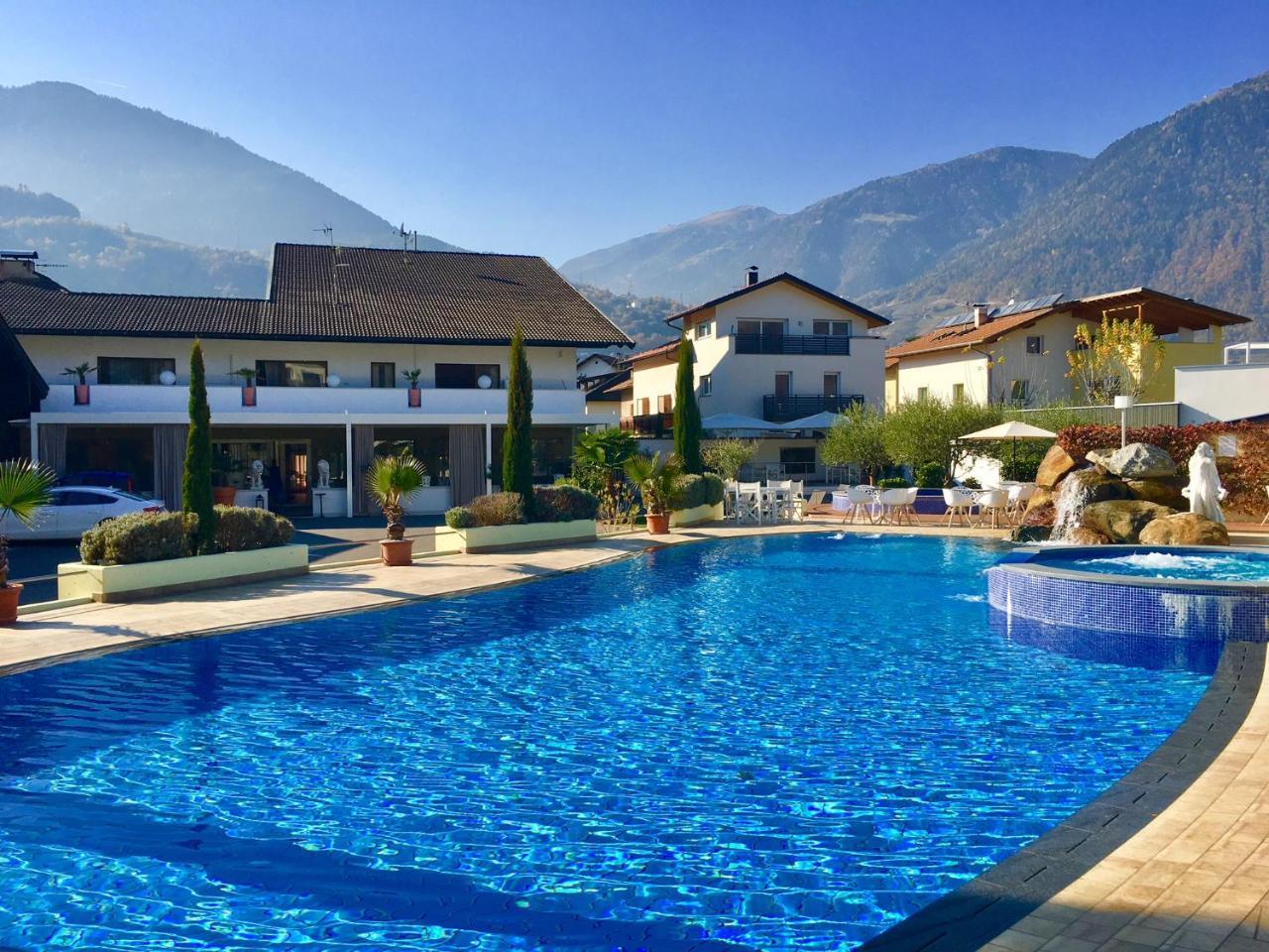 Schlosshof Charme Resort - Hotel & Camping Лана Екстериор снимка