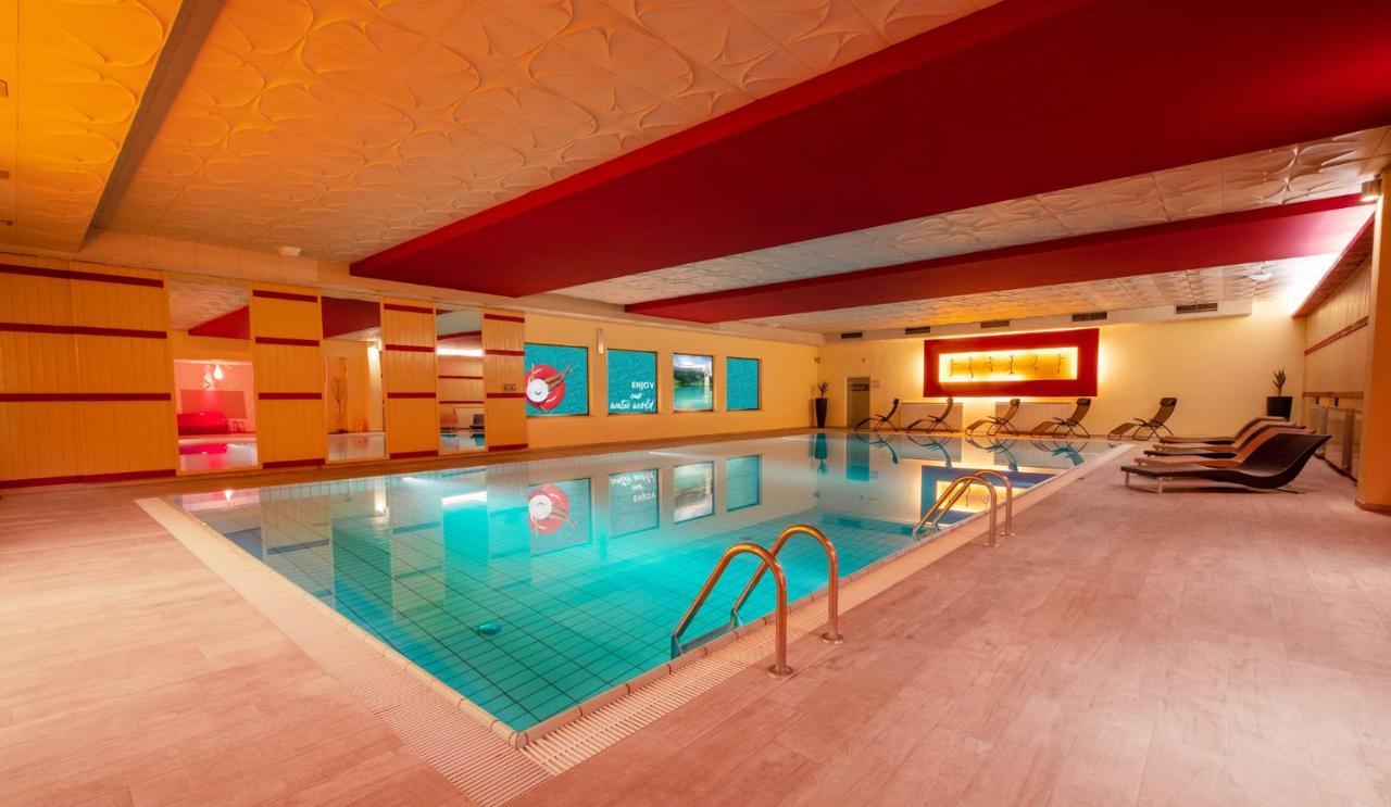 Schlosshof Charme Resort - Hotel & Camping Лана Екстериор снимка